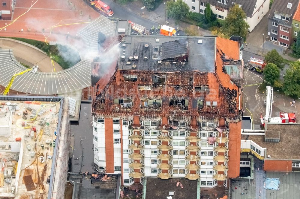 Luftaufnahme Bochum - Löscharbeiten am Gebäude Berufsgenossenschaftliches Universitätsklinikum Bergmannsheil am Bürkle de la Camp-Platz in Bochum im Bundesland Nordrhein-Westfalen