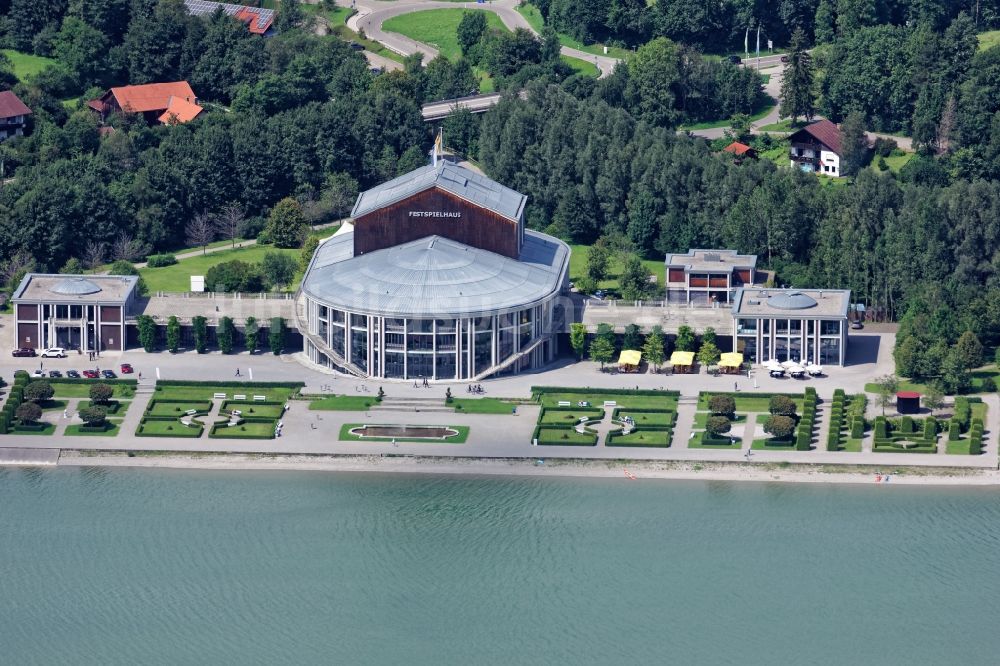 Luftbild Füssen - Ludwigs Festspielhaus Füssen am Forggensee im Bundesland Bayern