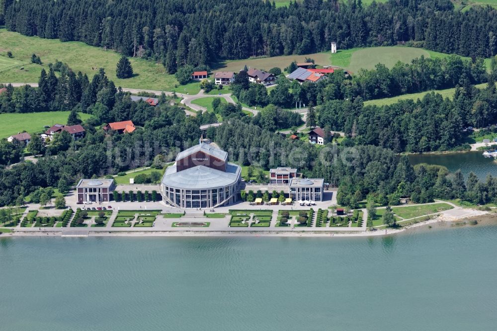 Luftaufnahme Füssen - Ludwigs Festspielhaus Füssen am Forggensee im Bundesland Bayern