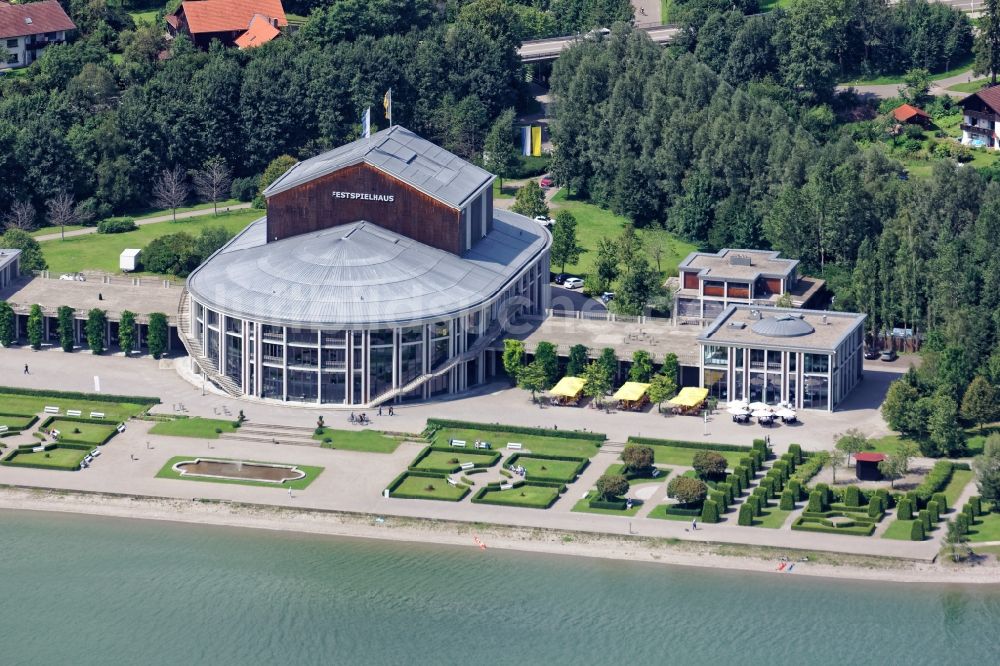 Füssen aus der Vogelperspektive: Ludwigs Festspielhaus Füssen am Forggensee im Bundesland Bayern