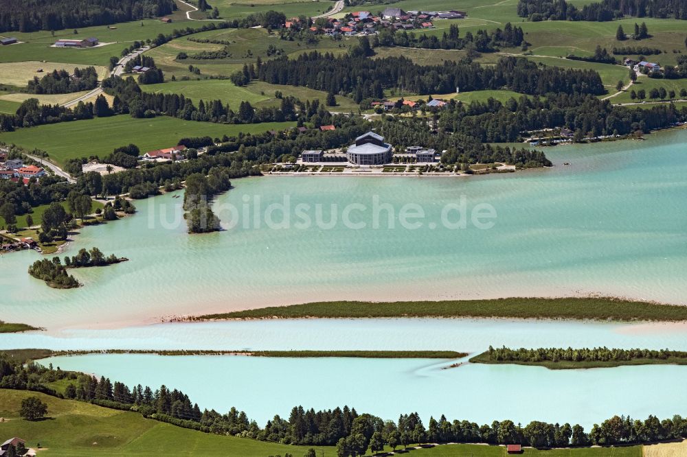 Füssen aus der Vogelperspektive: Ludwigs Festspielhaus Füssen am Forggensee im Bundesland Bayern