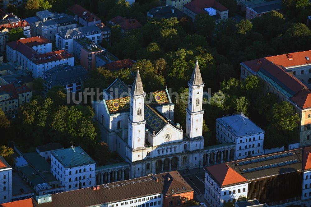 München von oben - Ludwigskirche im Altstadt- Zentrum im Ortsteil Maxvorstadt in München im Bundesland Bayern, Deutschland