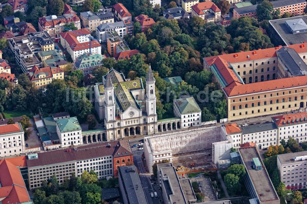 Luftaufnahme München - Ludwigskirche und Bauarbeiten an der Fachbibliothek Philologicum in München Maxvorstadt im Bundesland Bayern