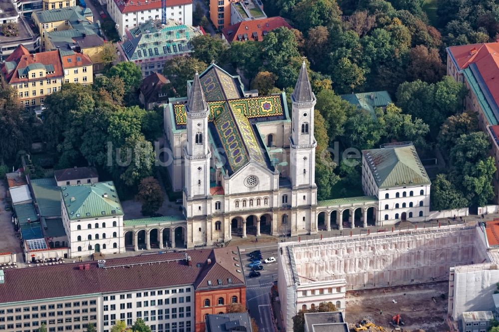 München von oben - Ludwigskirche und Bauarbeiten an der Fachbibliothek Philologicum in München Maxvorstadt im Bundesland Bayern