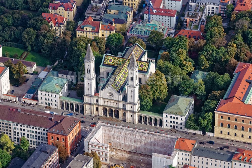 München aus der Vogelperspektive: Ludwigskirche und Bauarbeiten an der Fachbibliothek Philologicum in München Maxvorstadt im Bundesland Bayern