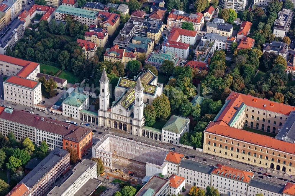 Luftbild München - Ludwigskirche und Bauarbeiten an der Fachbibliothek Philologicum in München Maxvorstadt im Bundesland Bayern