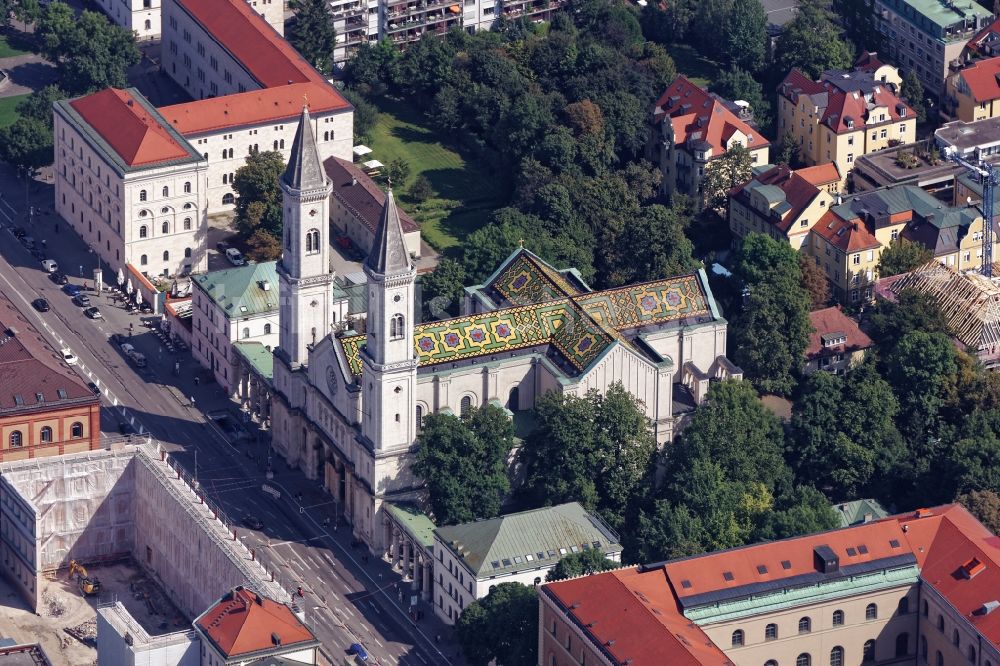 Luftbild München - Ludwigskirche mit buntem Dach in München Maxvorstadt im Bundesland Bayern