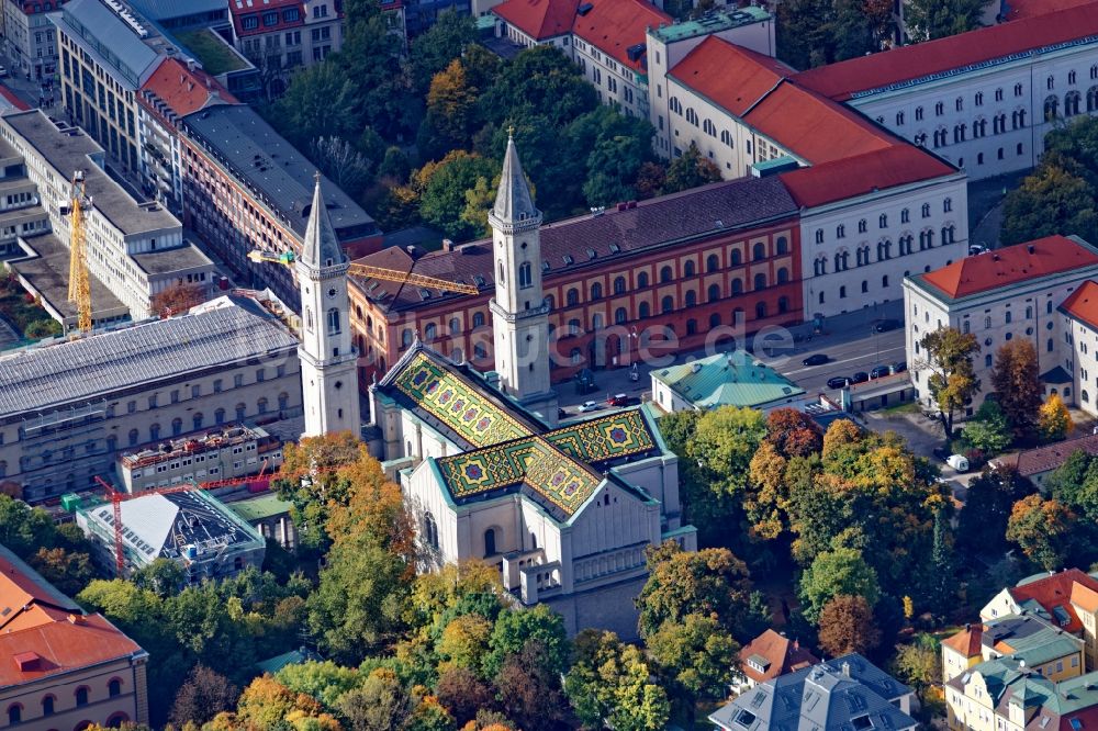 München von oben - Ludwigskirche mit buntem Dach in München Maxvorstadt im Bundesland Bayern