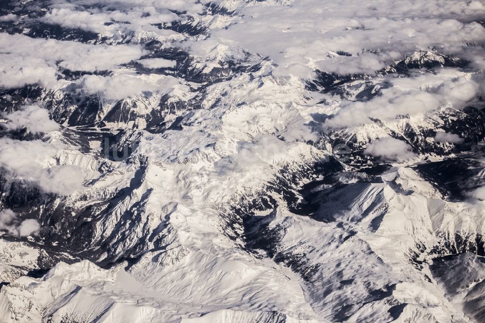 Locarno von oben - Luftaufnahme aus 10.000 Meter Höhe vom schneebedeckten Gebirge der Alpen in Locarno in der Schweiz