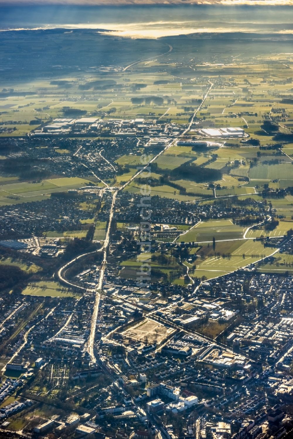 Hamm von oben - Luftbild Übersicht mit Blickrichtung Hamm-Rhynern über Werler Straße B63 mit Ökonomierat-Peitzmeier-Platz in Hamm im Bundesland Nordrhein-Westfalen, Deutschland