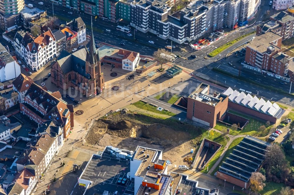 Luftaufnahme Herne - Luftbild Kirchengebäude der Kreuzkirche auf dem Europaplatz neben dem LWL-Museum für Archäologie in Herne im Bundesland Nordrhein-Westfalen, Deutschland