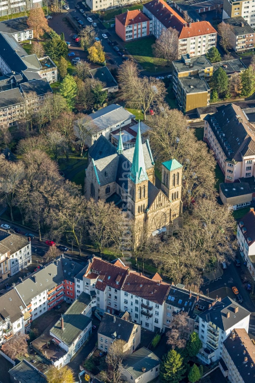 Luftbild Herne - Luftbild des Kirchengebäudes der Herz-Jesu-Kirche Düngelstraße in Herne im Bundesland Nordrhein-Westfalen, Deutschland