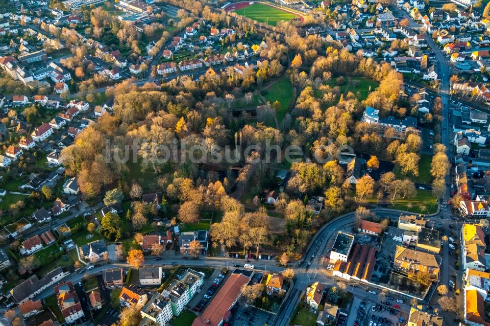 Werl von oben - Luftbild des Kurpark, herbstliche Farben Parkanlage in Werl im Bundesland Nordrhein-Westfalen, Deutschland