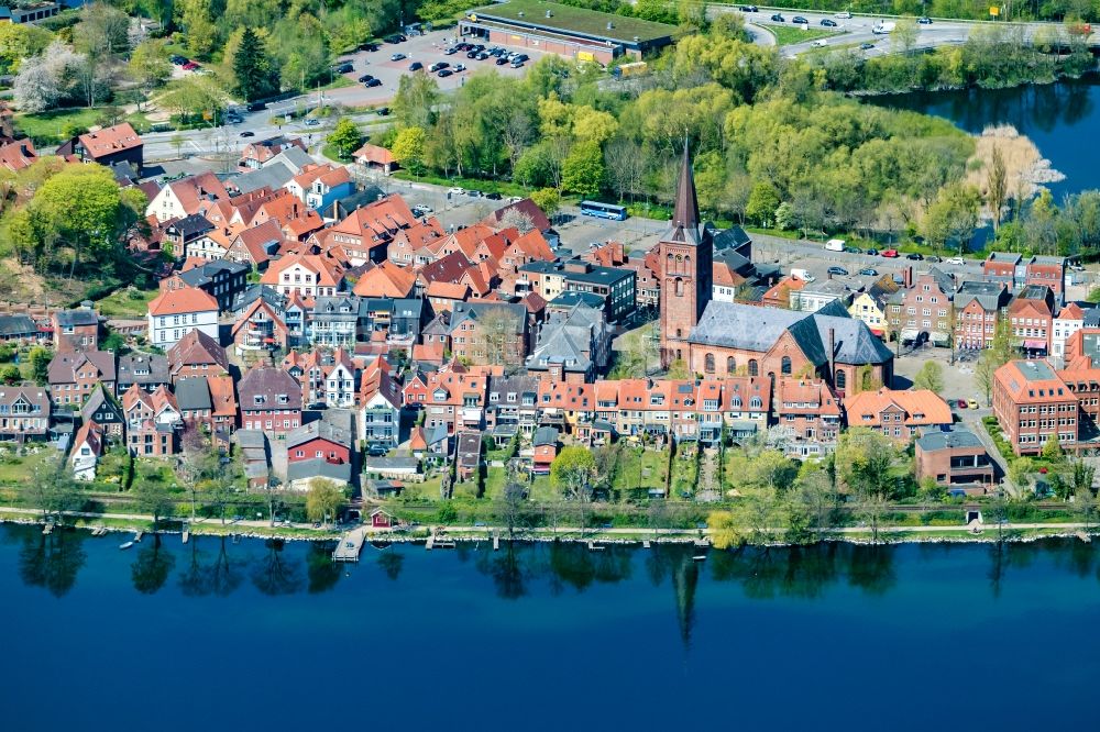 Plön von oben - Luftbild der Nikolaikirche in Plön im Bundesland Schleswig-Holstein