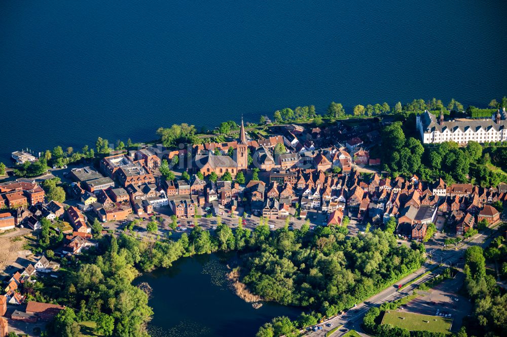 Plön von oben - Luftbild der Nikolaikirche in Plön im Bundesland Schleswig-Holstein