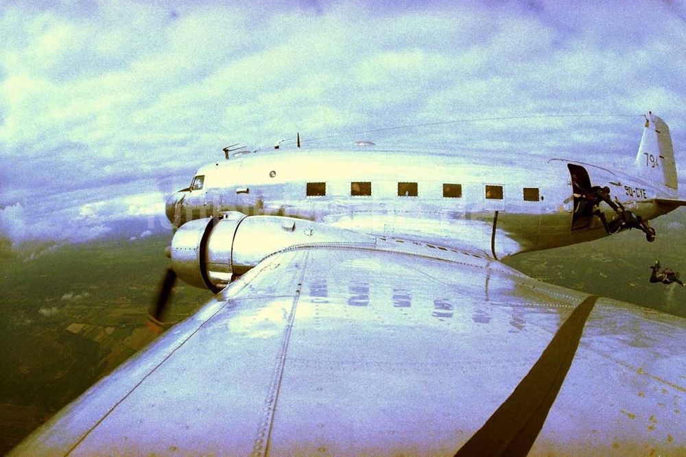 Luftbild Berlin - Gatow - Luftfahrtoldtimer DC-3 über dem Flugplatz Gatow beim Absetzen von Fallschirmspringern.