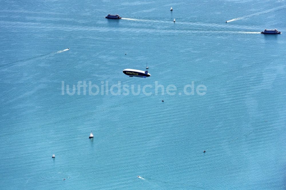 Luftbild Konstanz - Luftschiff über dem Bodensee und auf dem See Segelboote und Boote der Bodensee Schifffahrt im Fluge über dem Luftraum in Konstanz im Bundesland Baden-Württemberg, Deutschland