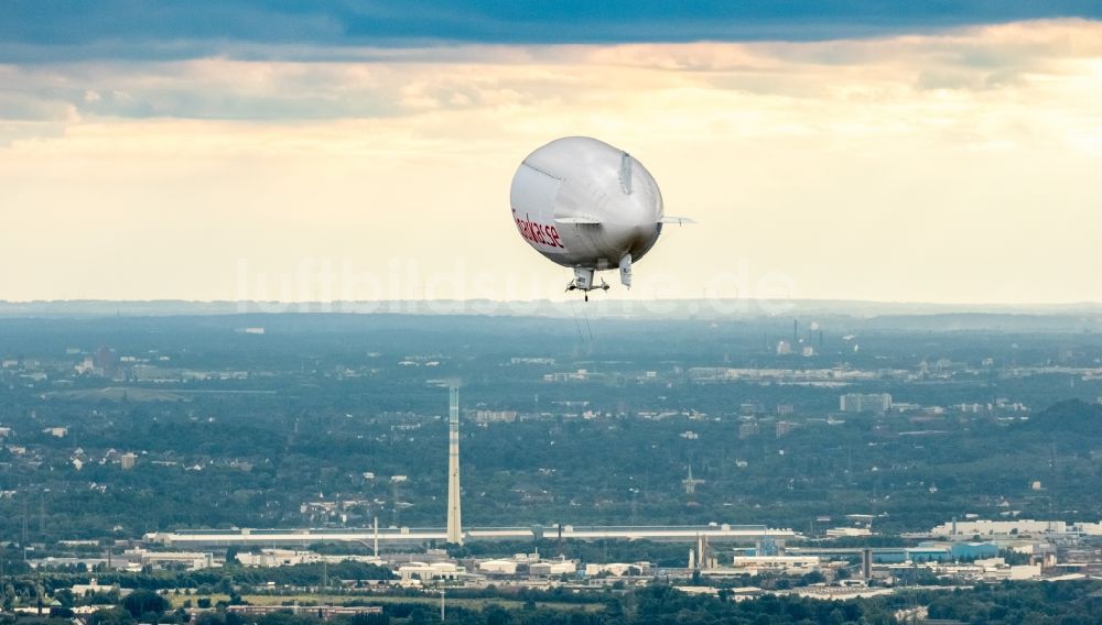 Herne von oben - Luftschiff- Blimp im Fluge über dem Luftraum in Herne im Bundesland Nordrhein-Westfalen