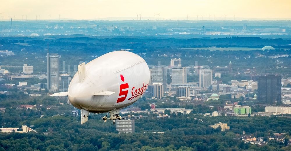 Herne von oben - Luftschiff- Blimp im Fluge über dem Luftraum in Herne im Bundesland Nordrhein-Westfalen