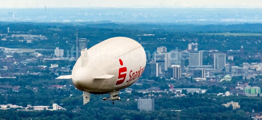 Herne aus der Vogelperspektive: Luftschiff- Blimp im Fluge über dem Luftraum in Herne im Bundesland Nordrhein-Westfalen