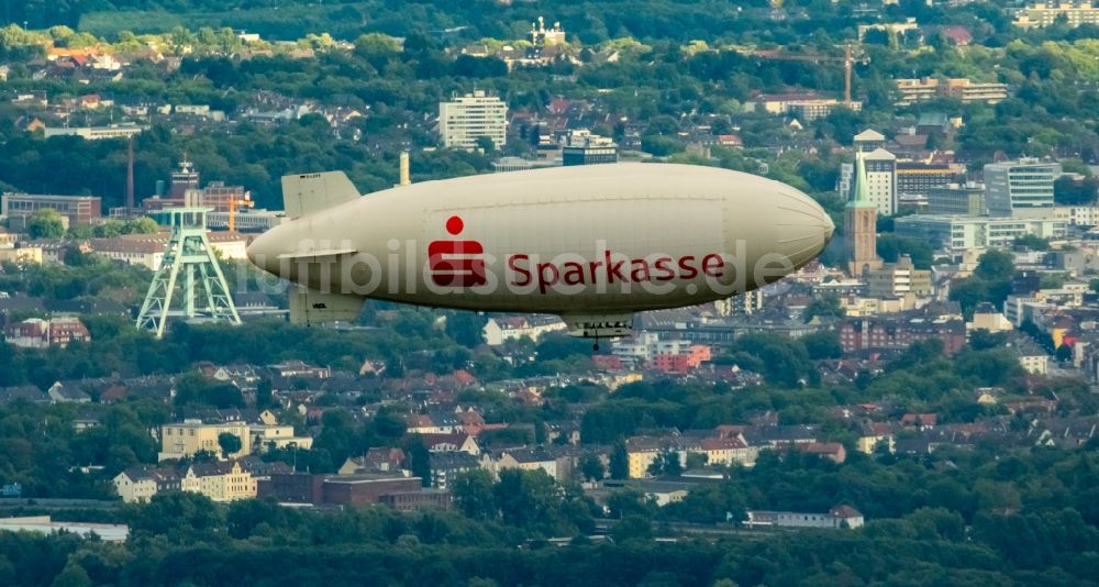 Luftaufnahme Bochum - Luftschiff- Blimp mit Reklame für Sparkassen - Werbung im Fluge über dem Luftraum in Bochum im Bundesland Nordrhein-Westfalen