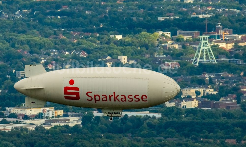 Bochum von oben - Luftschiff- Blimp mit Reklame für Sparkassen - Werbung im Fluge über dem Luftraum in Bochum im Bundesland Nordrhein-Westfalen