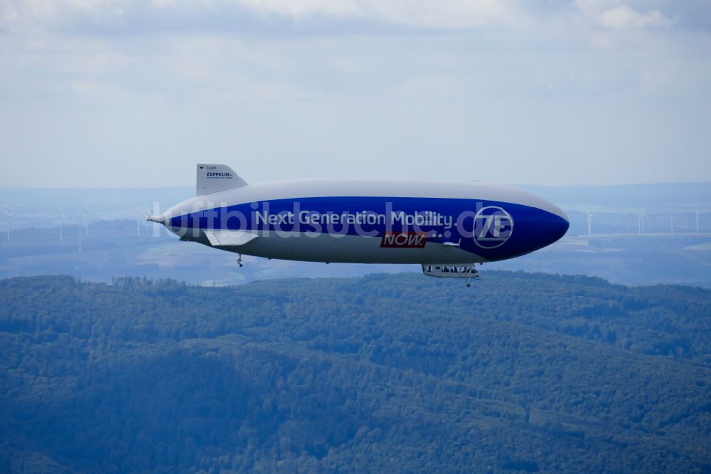 Wesertal aus der Vogelperspektive: Luftschiff D-LZNT im Fluge über dem Luftraum in Wesertal im Bundesland Hessen, Deutschland