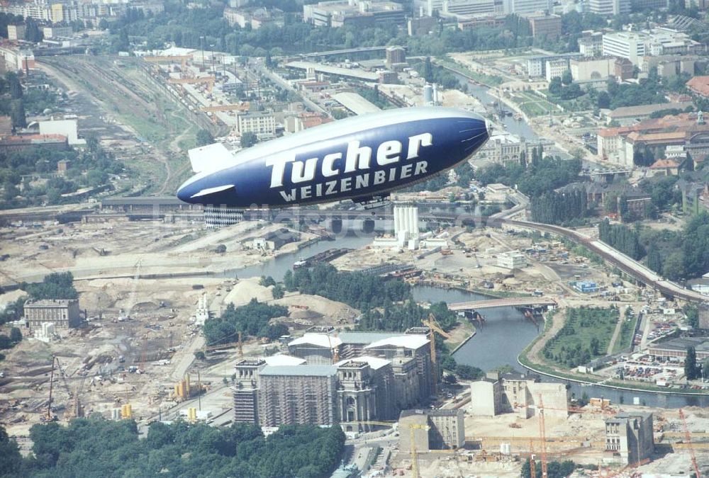 Berlin von oben - Luftschiff der WDL über dem Reichstag während des Umbaus