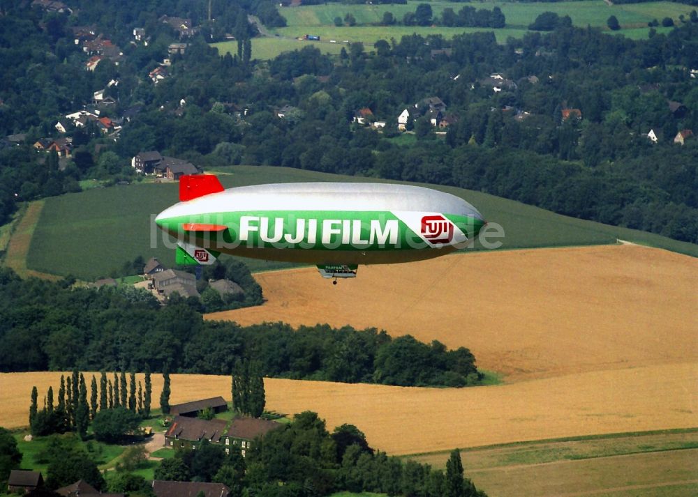 Luftbild Mülheim an der Ruhr - Luftschiff der WDL Luftschiffgesellschaft mbH nach dem Start auf dem Flugplatz Mülheim an der Ruhr im Bundesland Nordrhein-Westfalen