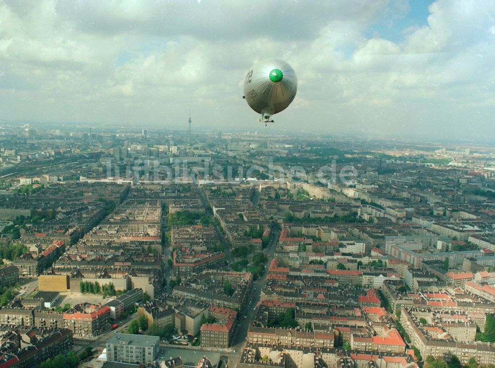 Luftaufnahme Berlin - Luftschiff / Zeppelin mit der Werbeschrift der Vereinte Versicherung über dem Stadtbezirk Berlin-Friedrichshain