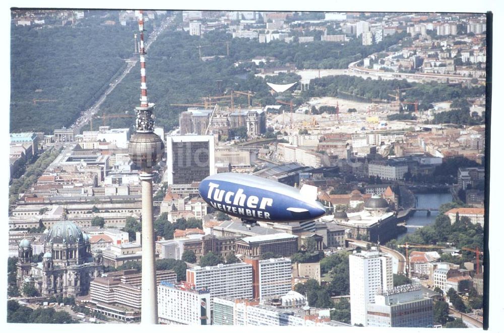 Luftbild Berlin - Luftschiffwerbung der WDL Mühlheim über Berlin.