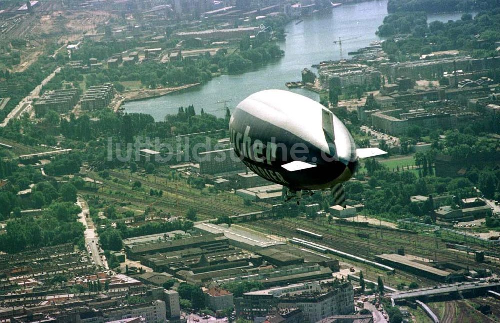 Berlin von oben - Luftschiffwerbung der WDL Mühlheim über Berlin.