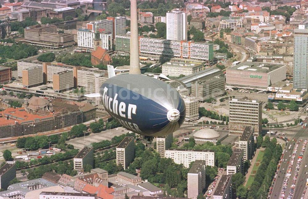 Luftaufnahme Berlin - Luftschiffwerbung der WDL Mühlheim über Berlin.