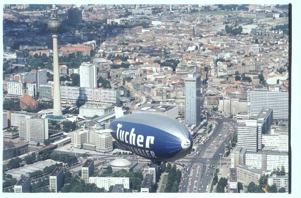 Berlin von oben - Luftschiffwerbung der WDL Mühlheim über Berlin.