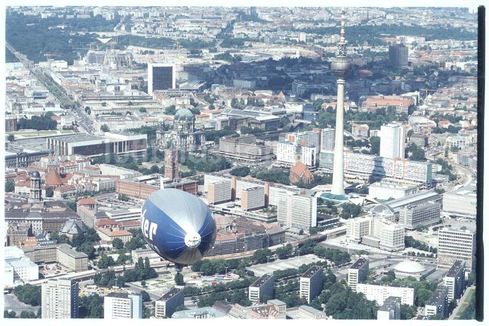 Berlin aus der Vogelperspektive: Luftschiffwerbung der WDL Mühlheim über Berlin.