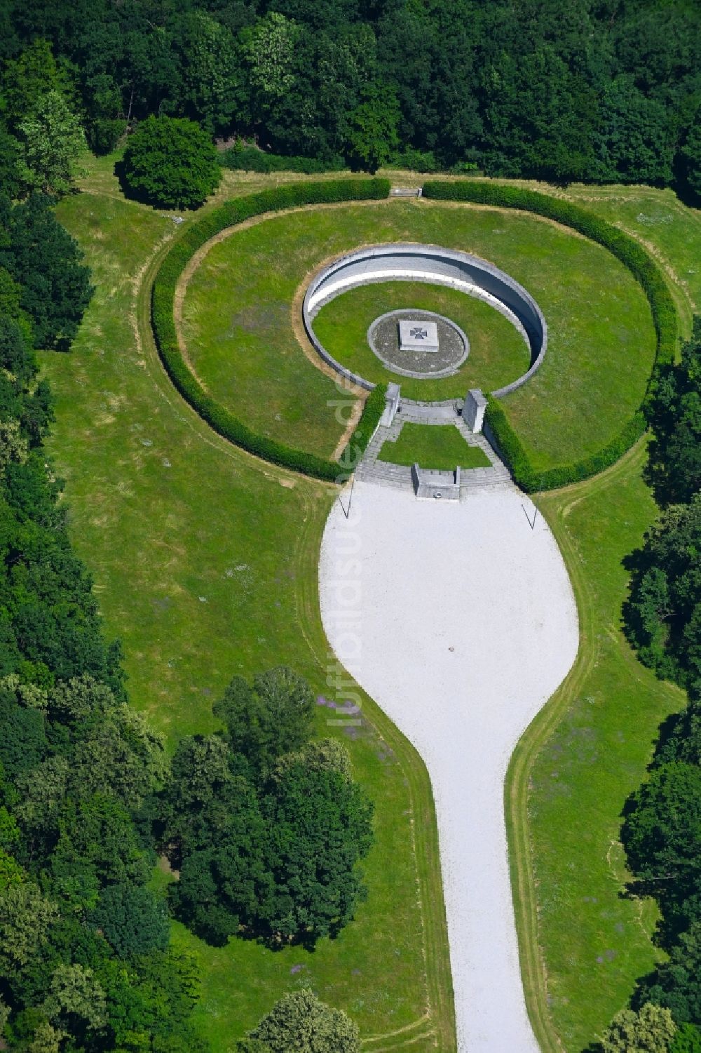 Luftbild Fürstenfeldbruck - Luftwaffen- Ehrenmal in Fürstenfeldbruck im Bundesland Bayern, Deutschland