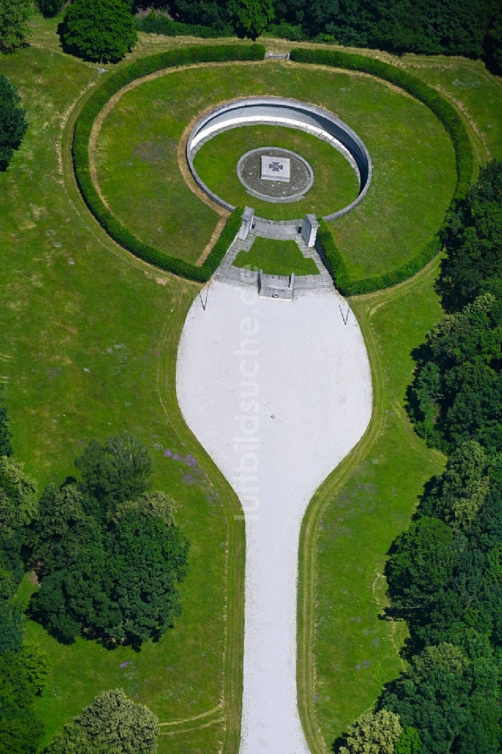 Luftaufnahme Fürstenfeldbruck - Luftwaffen- Ehrenmal in Fürstenfeldbruck im Bundesland Bayern, Deutschland