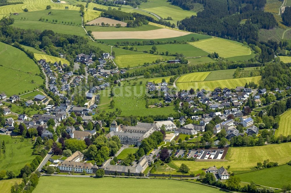 Schmallenberg von oben - Lungenfachklinik im Kloster Grafschaft der Barmherzigen Schwestern in Schmallenberg im Hochsauerlandkreis in Nordrhein-Westfalen