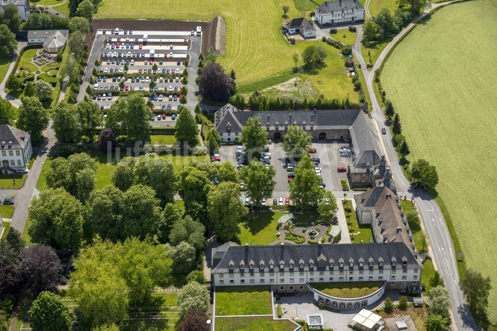 Schmallenberg von oben - Lungenfachklinik im Kloster Grafschaft der Barmherzigen Schwestern in Schmallenberg im Hochsauerlandkreis in Nordrhein-Westfalen