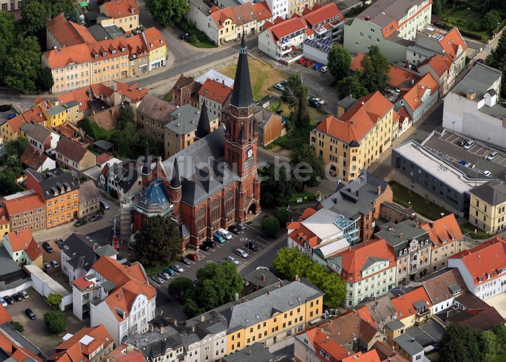 Apolda von oben - Lutherkirche am Melanchtonplatz in Apolda im Bundesland Thüringen