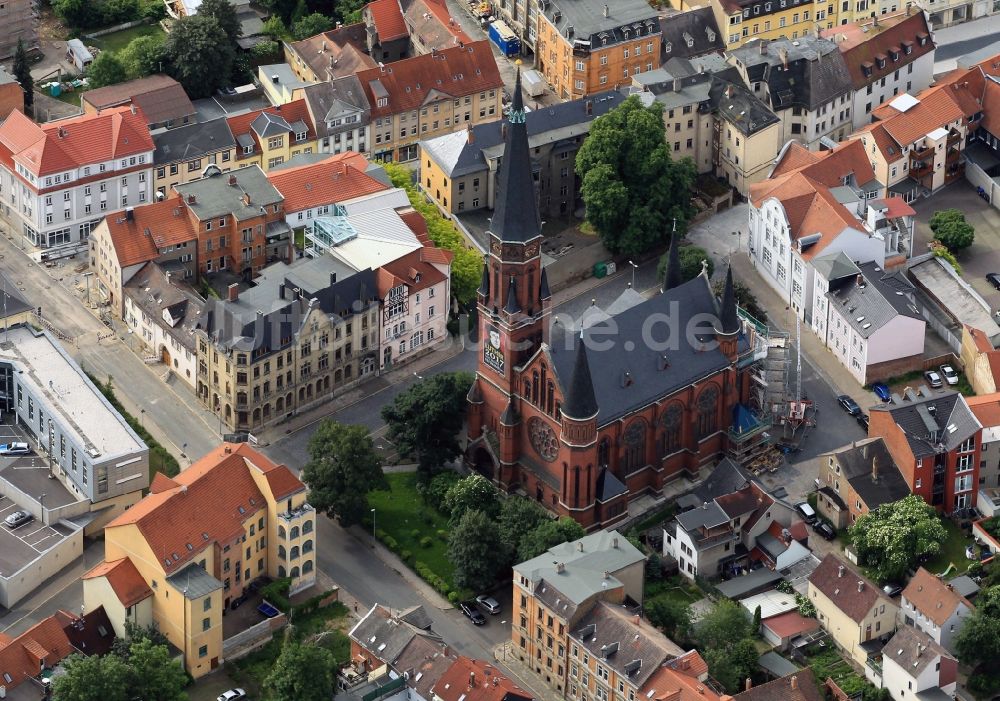 Apolda von oben - Lutherkirche am Melanchtonplatz in Apolda im Bundesland Thüringen