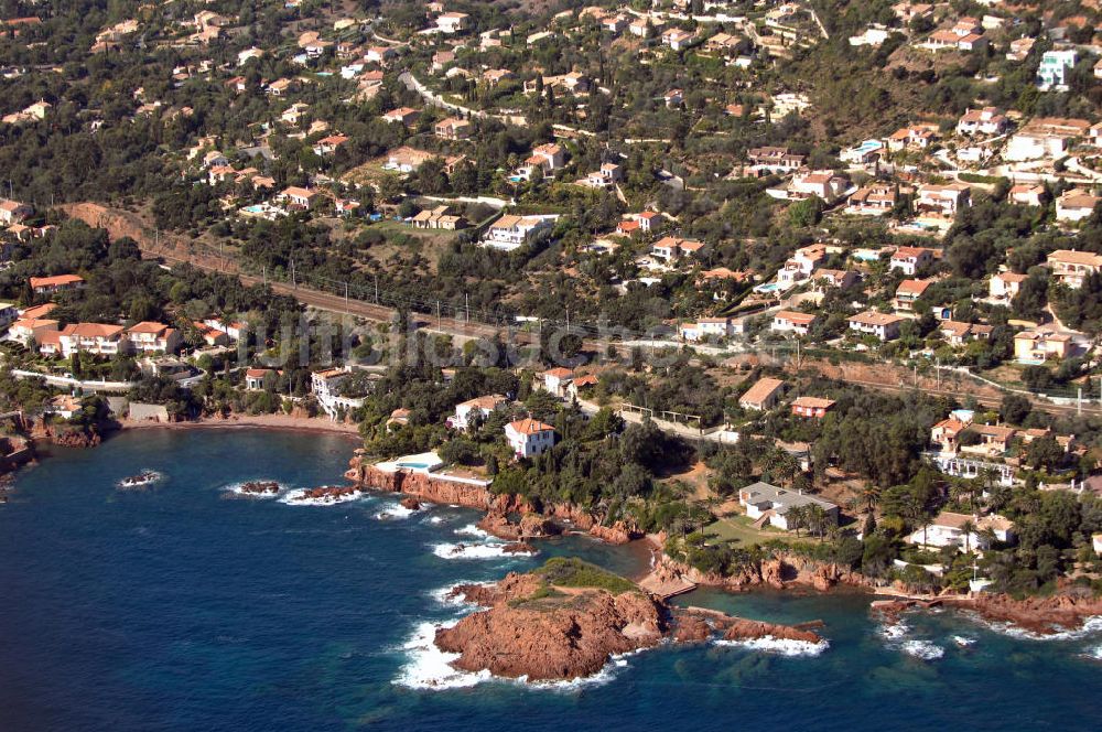 Agay von oben - luxuriöse Villen in der Esterel-Region bei Agay an der Cote d'Azur in Frankreich