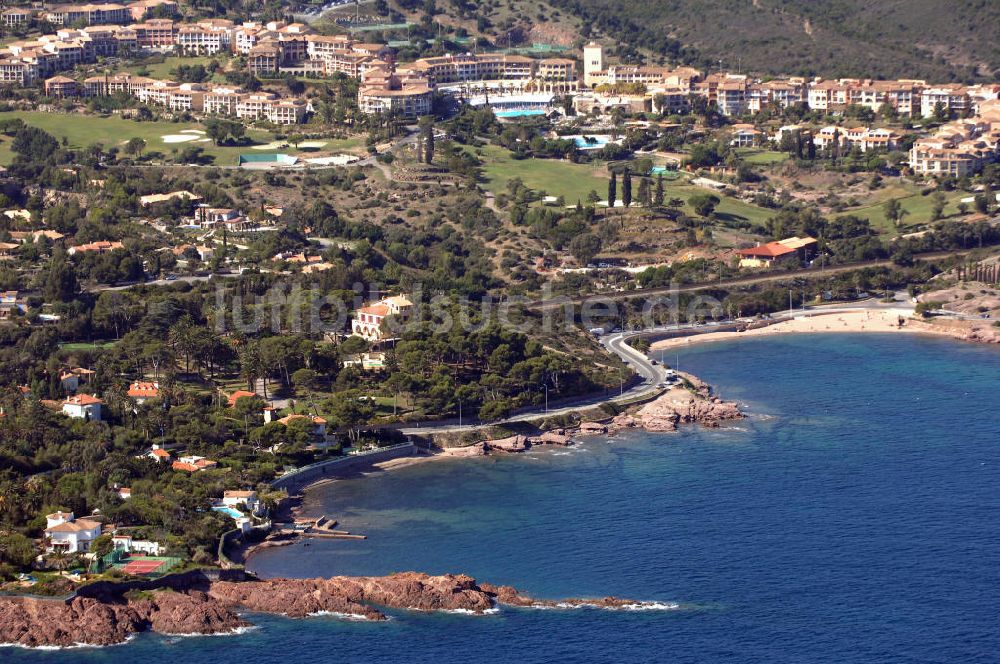 Luftaufnahme Agay - luxuriöse Villen in der Esterel-Region bei Agay an der Cote d'Azur in Frankreich