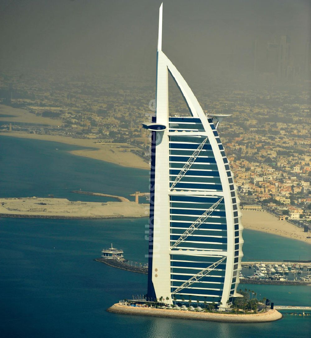 DUBAI / DUBAYY aus der Vogelperspektive: Luxus- Hotel Burj al Arab am Persischen Golf in Dubai