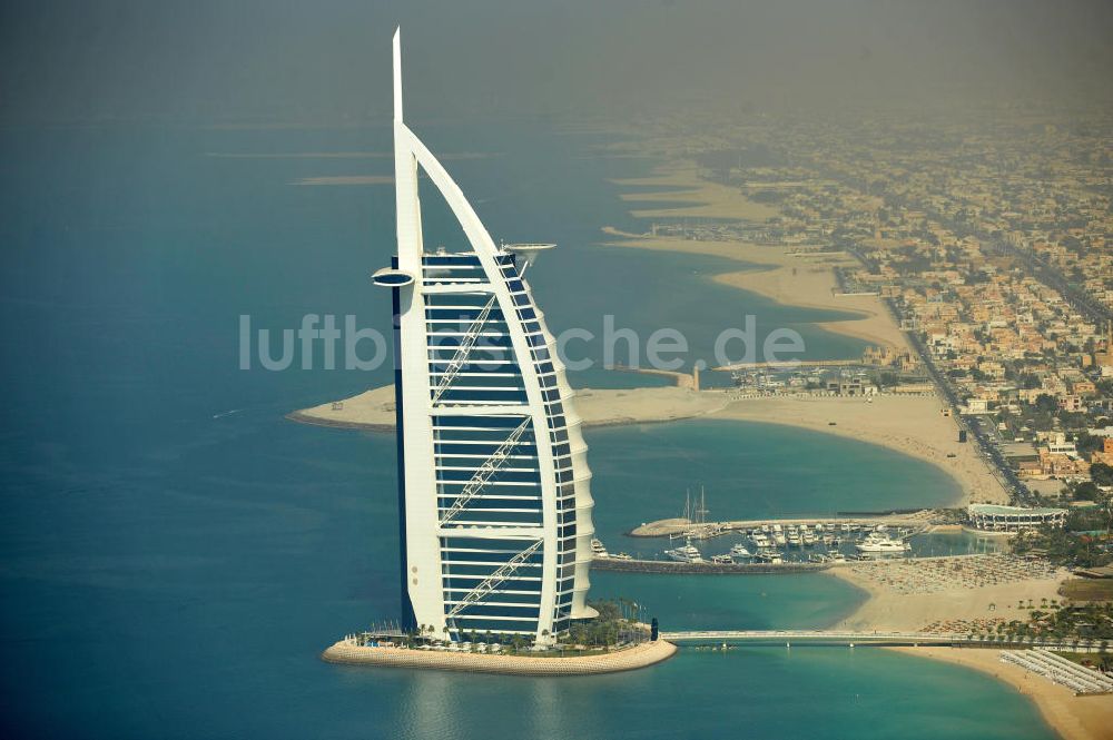 DUBAI / DUBAYY aus der Vogelperspektive: Luxus- Hotel Burj al Arab am Persischen Golf in Dubai