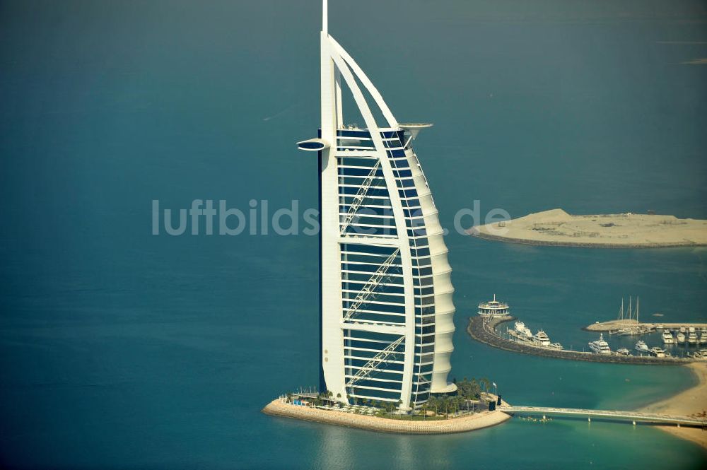 DUBAI / DUBAYY aus der Vogelperspektive: Luxus- Hotel Burj al Arab am Persischen Golf in Dubai