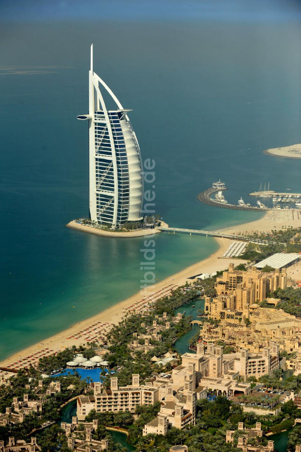 DUBAI / DUBAYY von oben - Luxus- Hotel Burj al Arab am Persischen Golf in Dubai