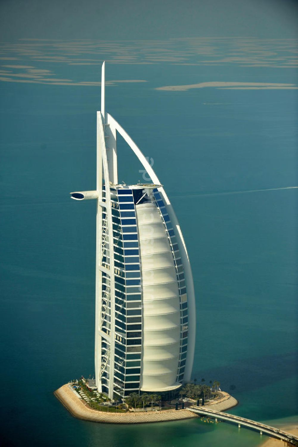 DUBAI / DUBAYY aus der Vogelperspektive: Luxus- Hotel Burj al Arab am Persischen Golf in Dubai