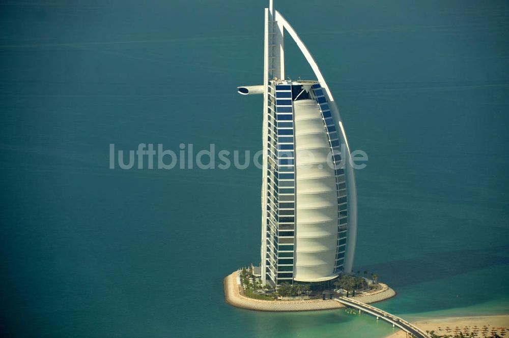 DUBAI / DUBAYY von oben - Luxus- Hotel Burj al Arab am Persischen Golf in Dubai