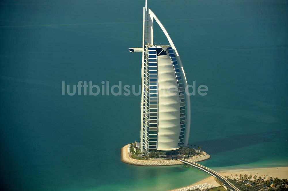 DUBAI / DUBAYY aus der Vogelperspektive: Luxus- Hotel Burj al Arab am Persischen Golf in Dubai